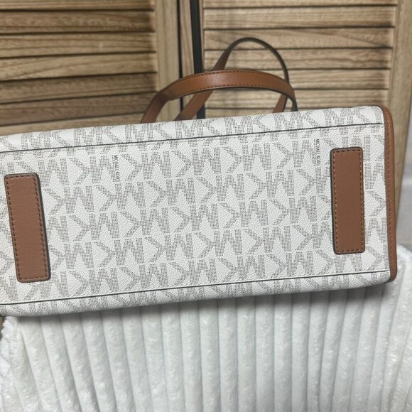 Michael Michael Kors Darien Tote - Picture 3 of 7